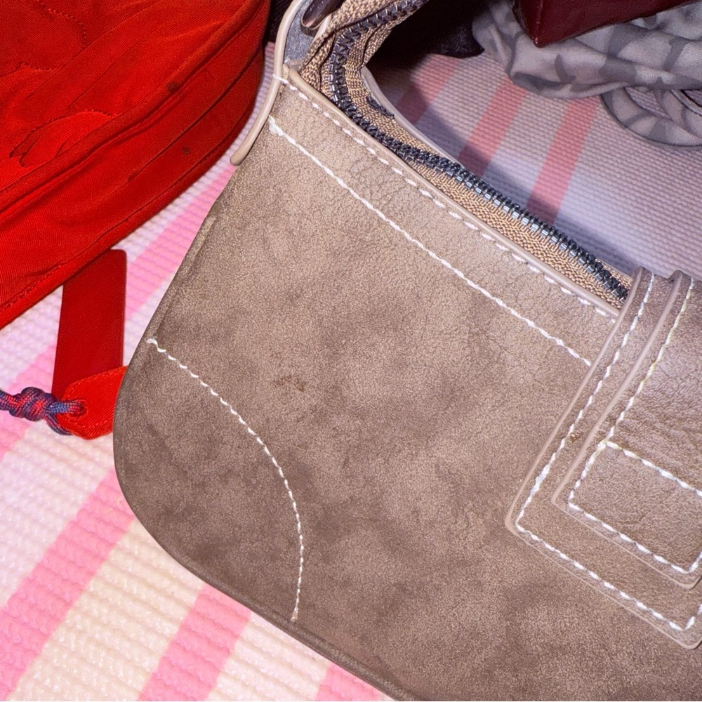 PrettyLittleThing Gray Shoulder Bag with Chain and Cross Accents - Picture 10 of 15